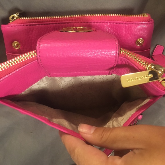 Michael Kors across body - Picture 6 of 8